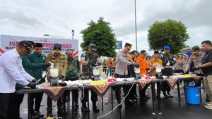 Operasi Pekat, Polisi Musnahkan 15 Ribu Botol Miras dan Narkotika di Jember