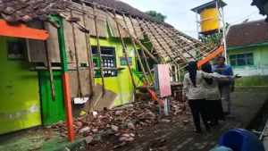 Atap Ruang Kelas Ambruk, Siswa SDN Mangli 01 Jember Terpaksa Belajar di Lantai Perpustakaan