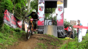 Ratusan Pebalap Taklukkan Sirkuit Rembangan di Master Downhill Jember