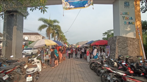 Pasar Ramadan Tegal Besar, Warga Ngabuburit Dan Berburu Takjil