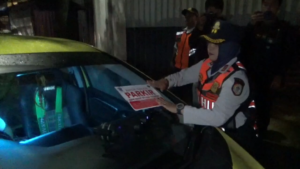 Petugas Gabungan Tertibkan Parkir Liar di Kota Jember, Sejumlah Mobil Ditempeli Stiker Peringatan