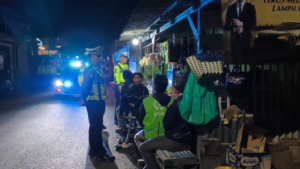 Satlantas Polres Jember Berbagi Santap Sahur Sambil Edukasi Keselamatan