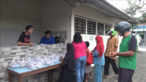 Umat Katolik Jember Hadirkan Warung Kasih, Menu Buka Puasa Rp3.000