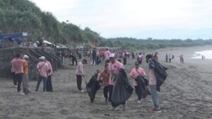 Relawan PMI Jember Turun Bersih-bersih Pantai Watu Ulo, Dukung Gerakan Cinta Pantai