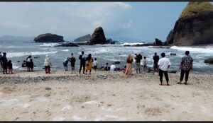 Puncak Libur Lebaran, Wisatawan Padati Pantai Watu Ulo dan Papuma Jember