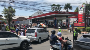 Antrean di Sejumlah SPBU Jember Mengular Akibat Panic Buying