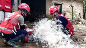 Sumur Warga Tercemar Banjir, PMI Jember Lakukan Normalisasi