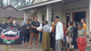 OFF ROADER TEMBUS LERENG GUNUNG RAUNG SALURKAN SEMBAKO KE DESA TERPENCIL