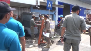 JELANG LEBARAN, SATGAS ITR JEMBER TERTIBKAN LAPAK PKL DAN SPANDUK LIAR