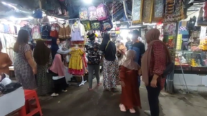Relawan SKB Ajak Anak Yatim Beli Baju Lebaran di Pasar Tradisional Balung