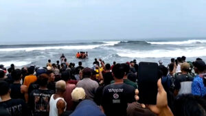 Dua Wisatawan Tergulung Ombak di Pantai Selatan Jember, Satu Tewas Satu Hilang