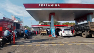 Heboh Isu BBM Naik, Warga Jember Serbu SPBU hingga Antre Mengular