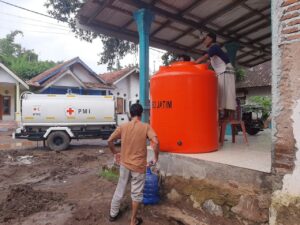 Pasca Banjir Sungai Dinoyo, PMI Jember Suplai Air Bersih ke 45 KK