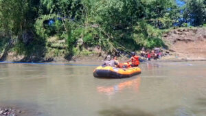 Tak Lagi Pakai Rakit, Siswa Gunakan Perahu Karet untuk Menyeberang ke Sekolah