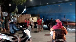 Diduga Rem Blong, Truk Box Tabrak Colt Diesel dan Pemotor di Ajung Jember, 1 Korban Luka Parah