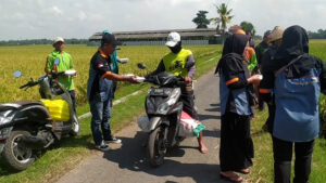 Komunitas SKB Balung Berbagi, Salurkan Nasi Kotak dan Sembako untuk Petani dan Dhuafa
