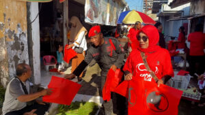 PDI Perjuangan Jember Bagikan Ribuan Kantong Belanja Di Pasar