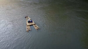 Siswa SD di Jember Bertaruh Nyawa, Seberangi Sungai dengan Rakit akibat Jembatan Putus