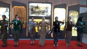 Kemeriahan Hari Kartini, Pegawai KAI Daop 9 Jember Hibur Penumpang di Stasiun