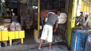 Pasokan Menipis, Harga Minyak Goreng Curah di Jember Tembus Rp21.500 per Kilogram